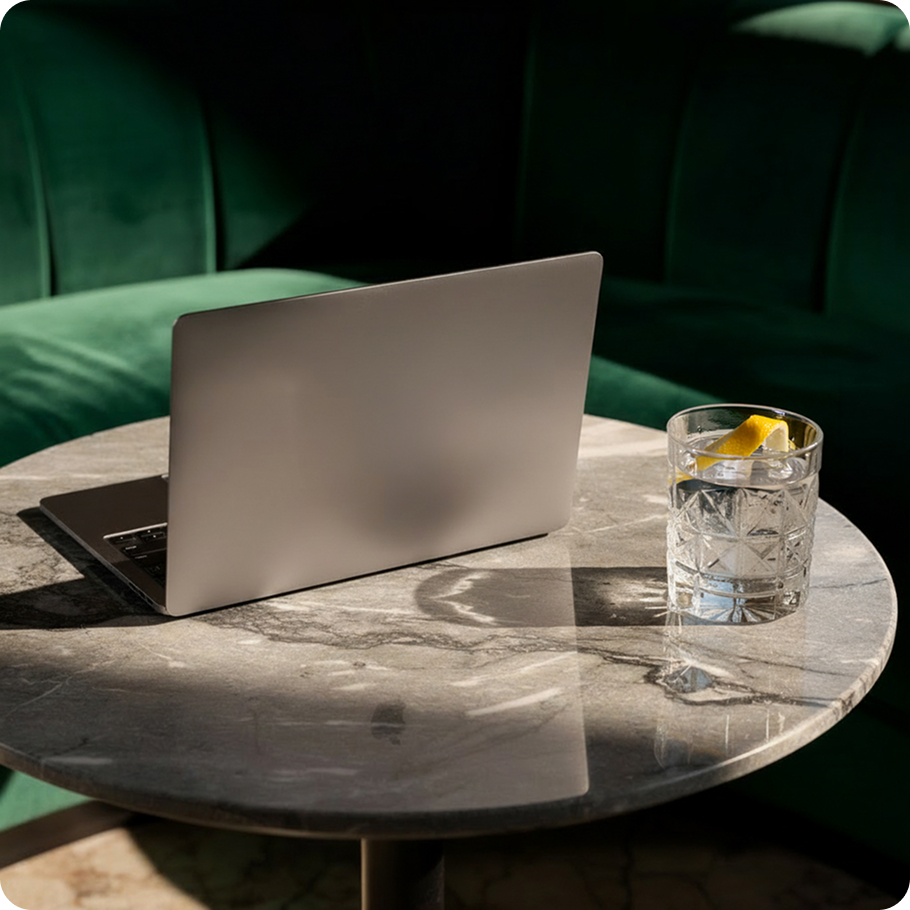 Interno di una lounge aeroportuale Fly Service con area lavoro e relax per passeggeri VIP ed equipaggi.