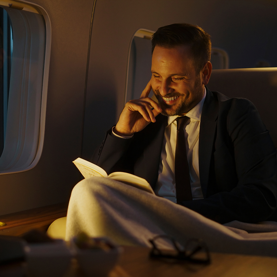 Passeggero VIP in totale relax a bordo di un volo privato, a testimonianza della filosofia Fly Service incentrata sulla persona.